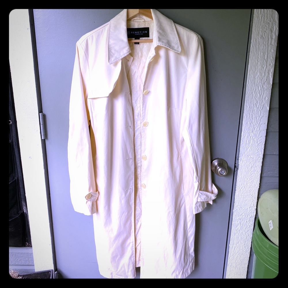 WHITE TRENCHCOAT